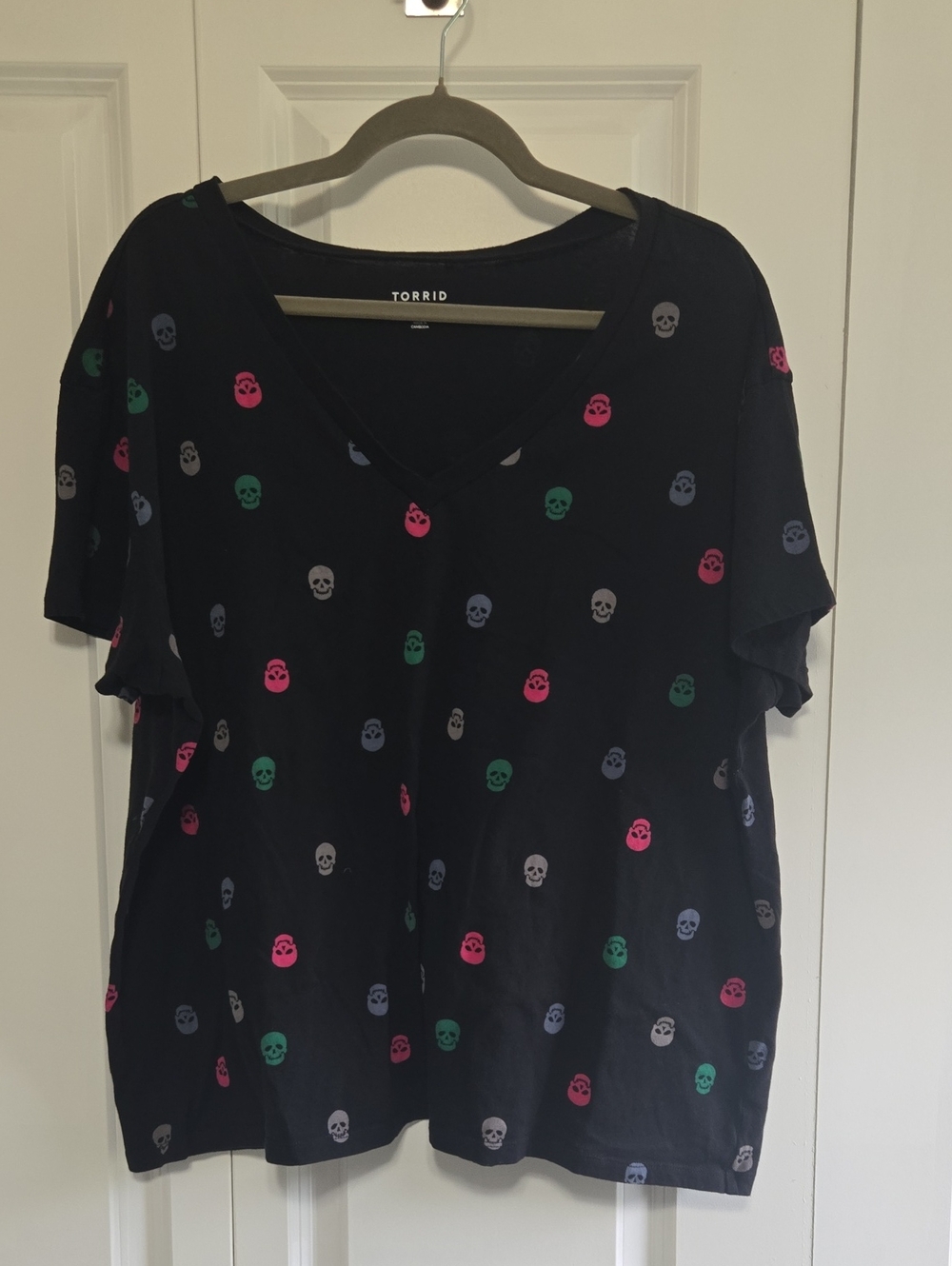 torrid Black V-Neck Skull Print Tee in Pink, Green, Gray